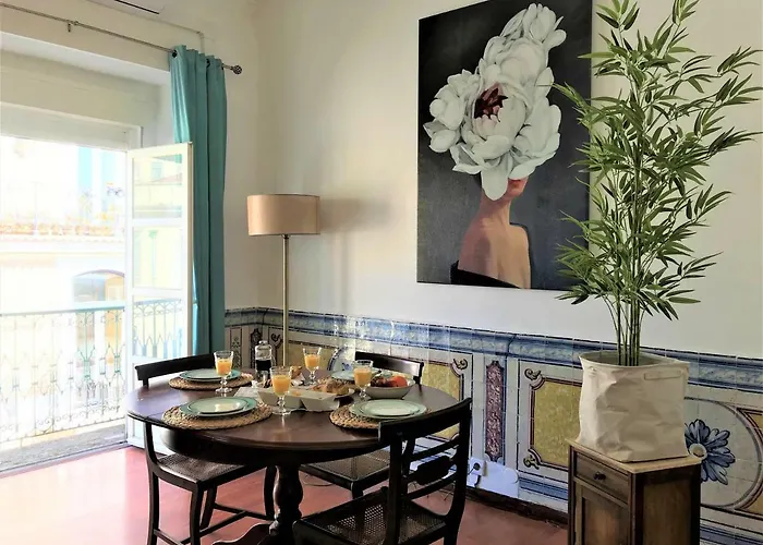 Charming Chiado 2bedr W/balcony And View 아파트 리스본