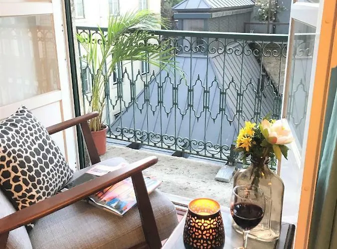 Charming Chiado 2bedr W/balcony And View * 리스본