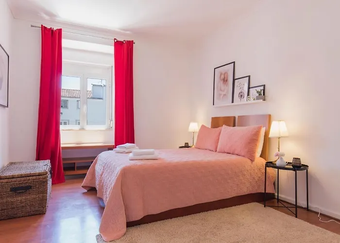 Charming Chiado 2bedr W/balcony And View * 리스본