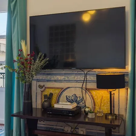 Daire Charming Chiado 2bedr W/balcony And View