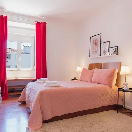 Charming Chiado 2bdr With Balcony By Lovelystay * 리스본