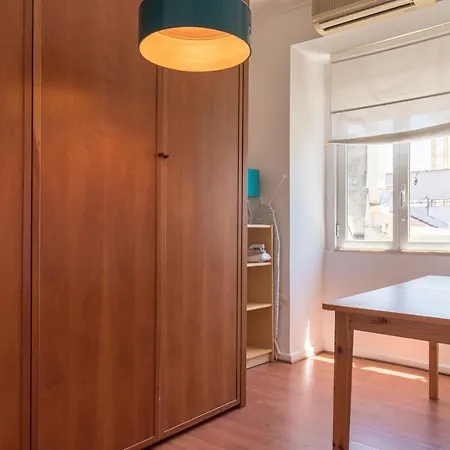 아파트 Charming Chiado 2bdr With Balcony By Lovelystay 리스본