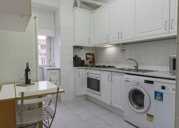 Charming Chiado 2bedr W/balcony And View Lisbon